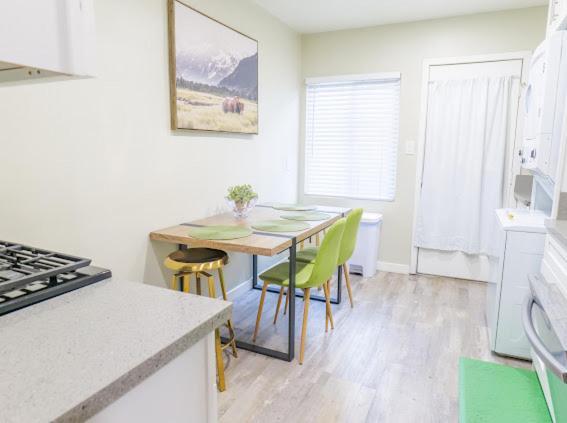 Urban Oasis Stylish Comfort In Northpark South Park Apartment *